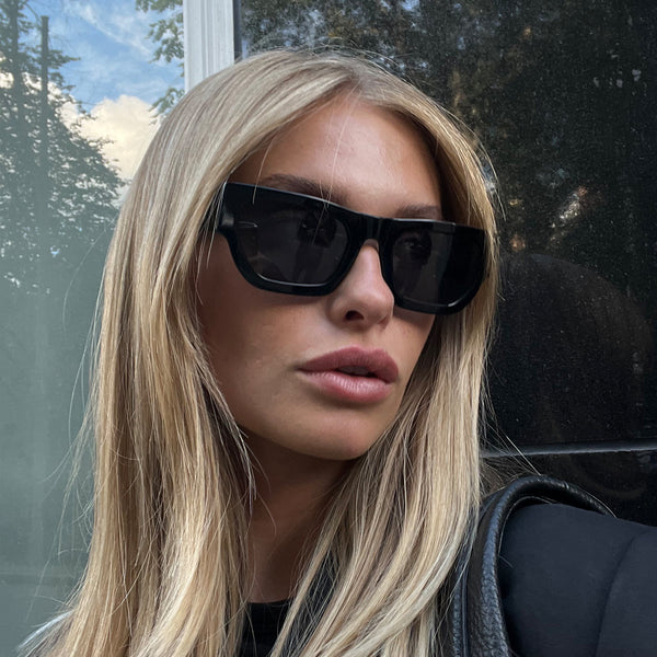 model wearing the finn sunglasses from vehla eyewear in black / smoke